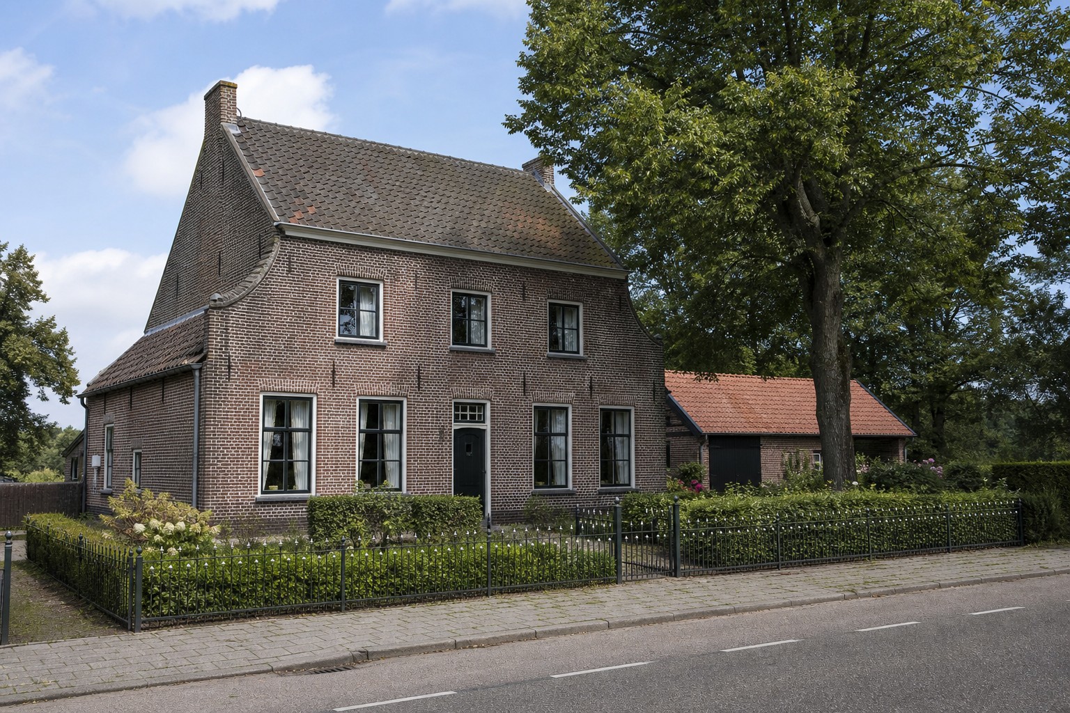 Paspoort en identiteitskaart naast een reisroute en kalender op een tafel